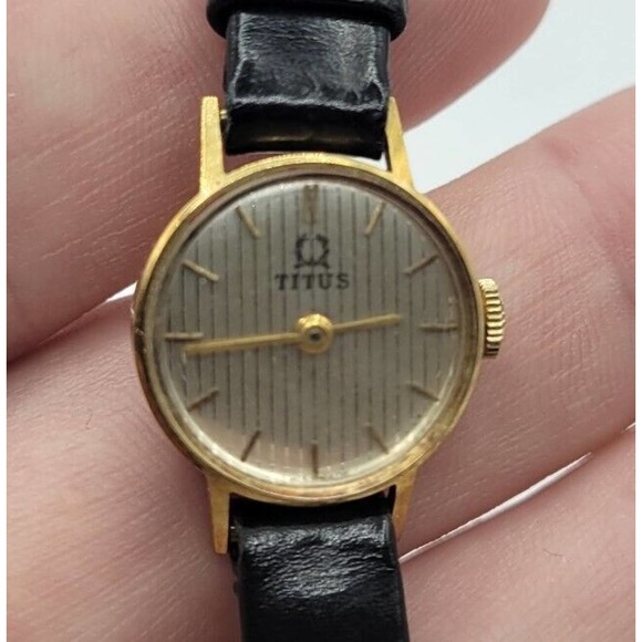 Vtg Solvil Et Titus Ladies Round Face Manual Wind Up Black Leather Band Watch - Picture 3 of 8